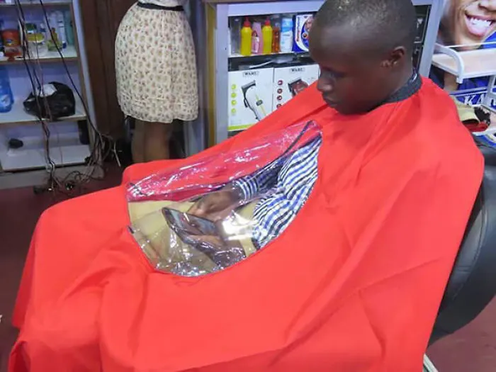 Funda para que te corten el pelo y poder estar con el móvil a la vez