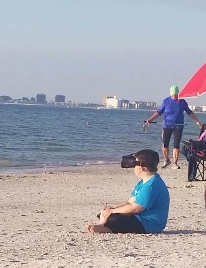 Viendo una realidad mejor en una playa preciosa