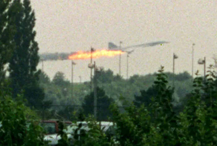 El Concorde momentos después de despegar. Un motor se prendió fuego y el avión se estrelló contra un hotel, muriendo 113 personas