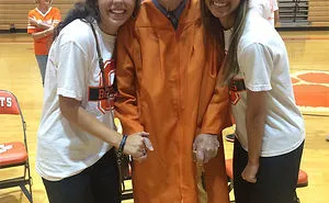 30 Heartwarming Pics Of Elderly Graduates That Show You’re Never Too Old To Learn