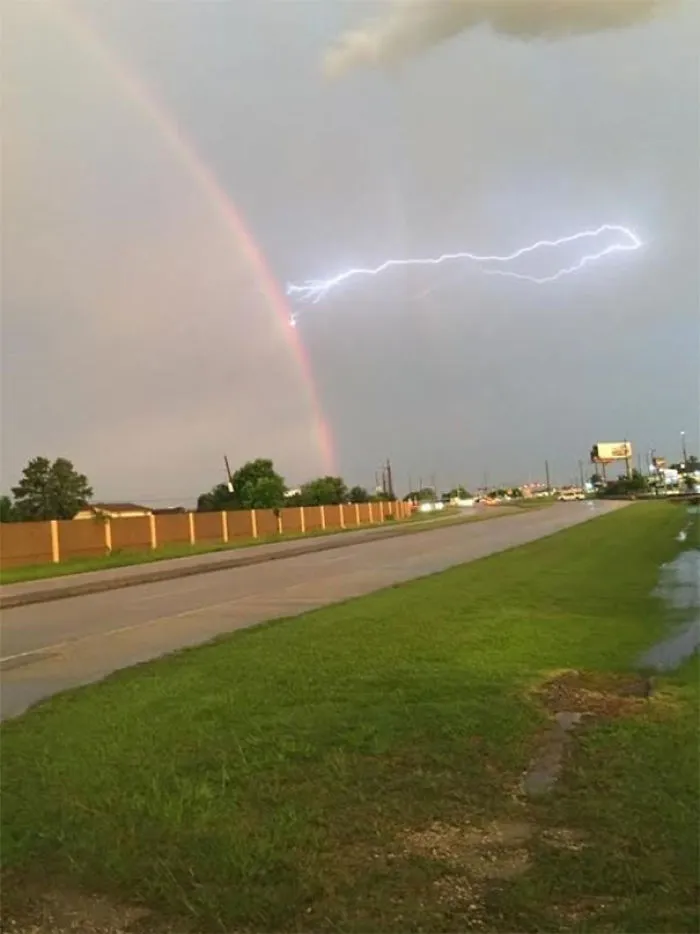 Rayo y arco iris, pillado en el móvil de mi madre