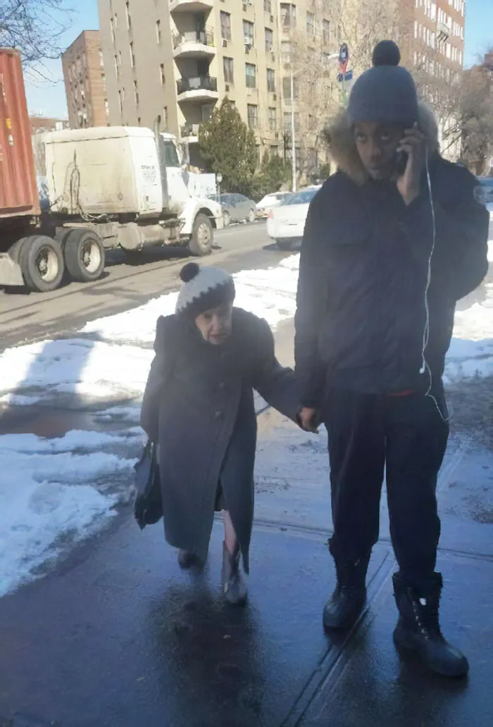Hace un par de meses, una anciana me pidió que la ayudara a llegar a casa porque temía resbalarse con el hielo. Nos hemos hecho amigos y la acompaño casi todos los días