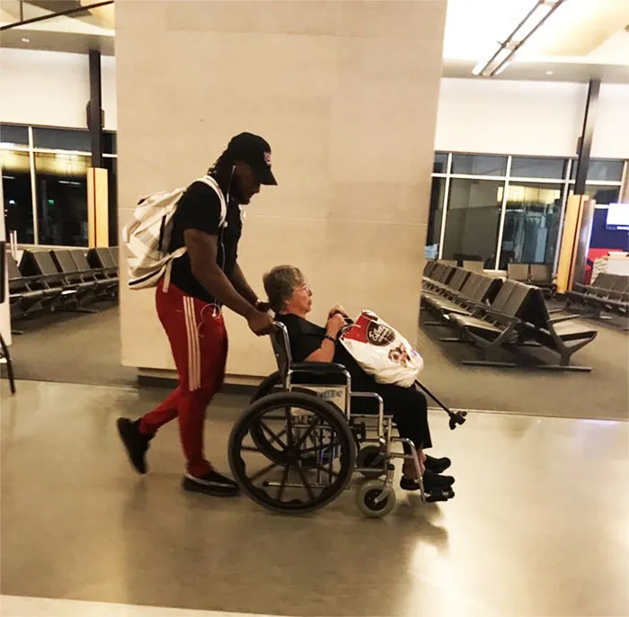 Aaron Jones, jugador de la NFL ayudando a una mujer desconocida en el aeropuerto porque no había nadie disponible