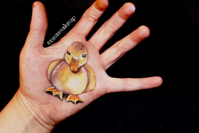 I Paint Realistic Art On My Body To Find Happiness Aside From Being In A Wheelchair, And Here Are 30 Of My Best Works