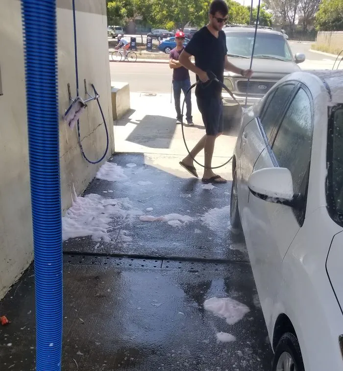 Cuando lavas tu coche y un tipo aparca detrás de ti, sale y te espera ahí mirándote con los brazos cruzados