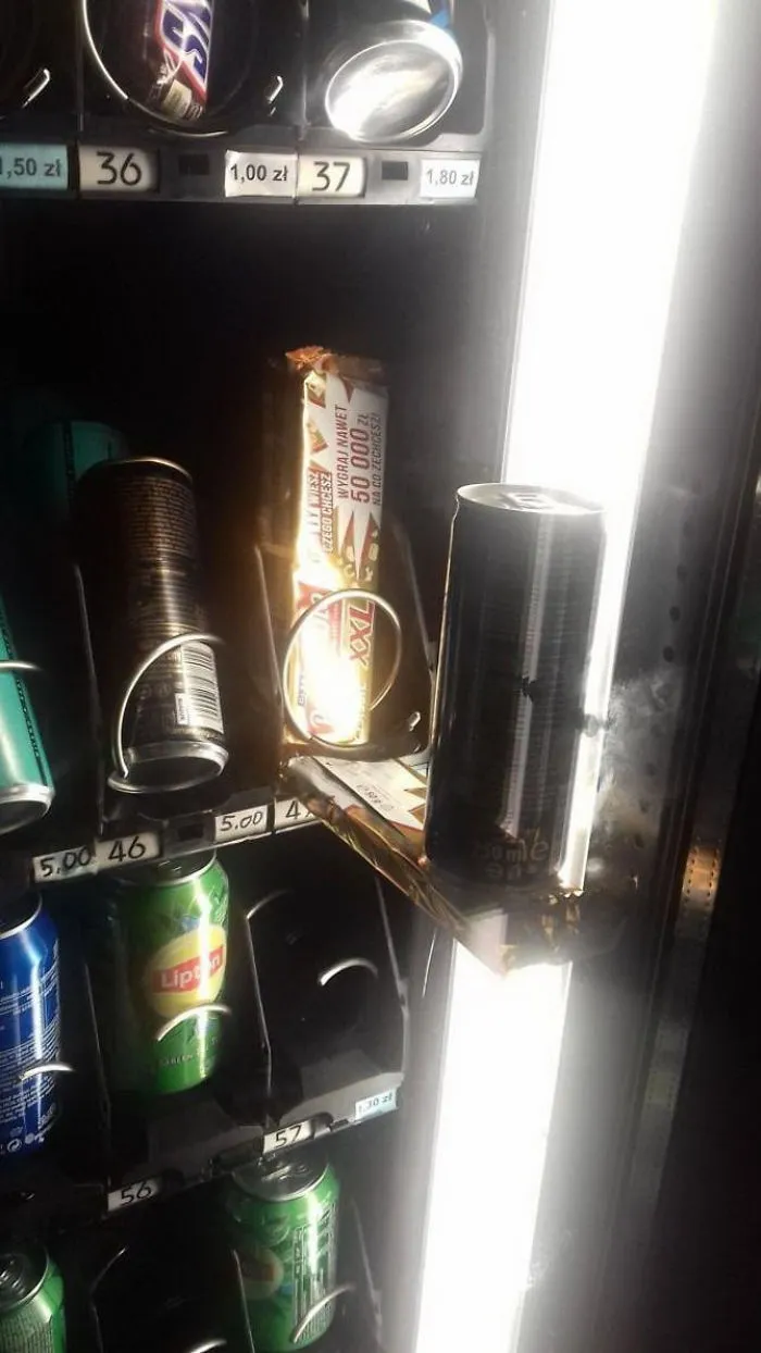 Cuando se te atasca la chocolatina y compras algo más para que caiga y lo tire, pero...
