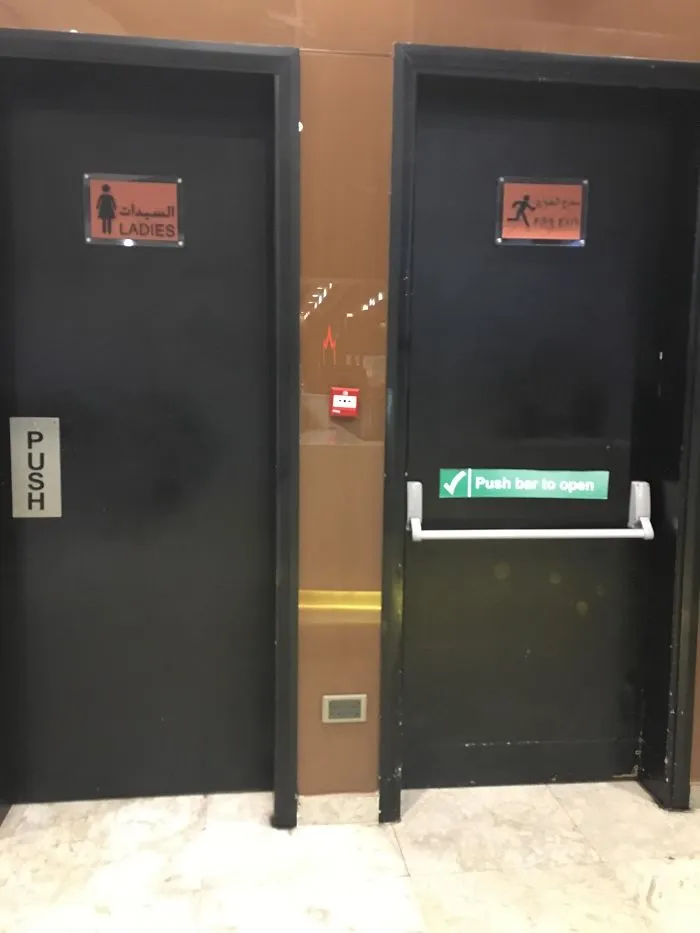 He activado la alarma del cine porque la puerta de la derecha no es el servicio de caballeros