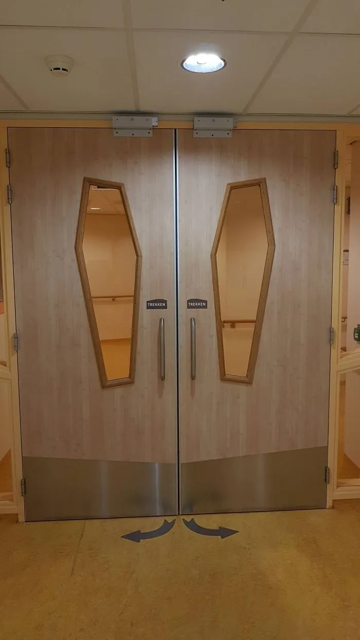 Puertas de hospital en forma de ataúd
