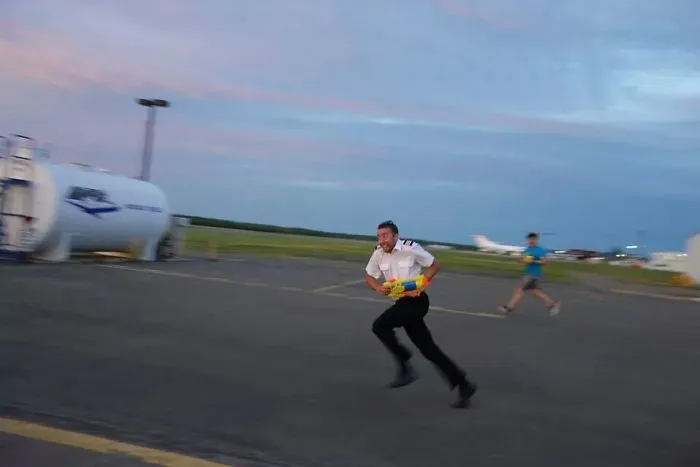 Mi amigo es piloto y cuando se aburren se pelean con pistolas de agua