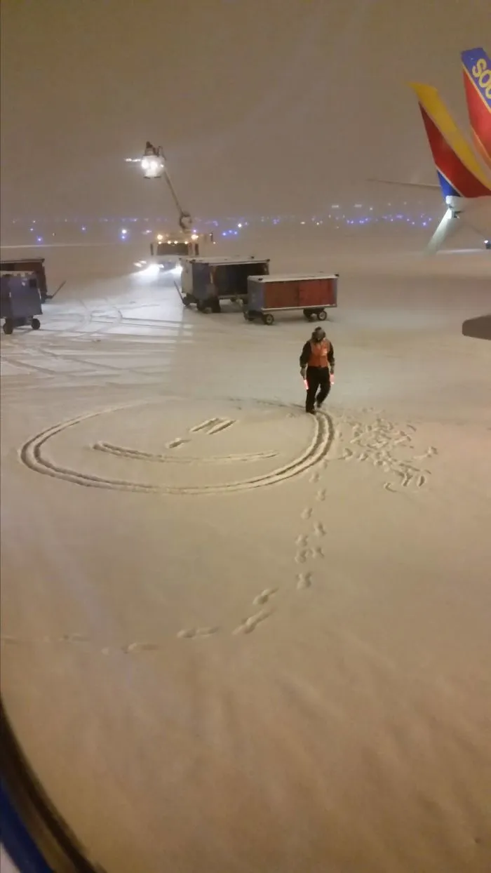 Estuvimos 4 horas en el avión esperando a que despegara, pero se canceló el vuelo. Esto me tuvo entretenido