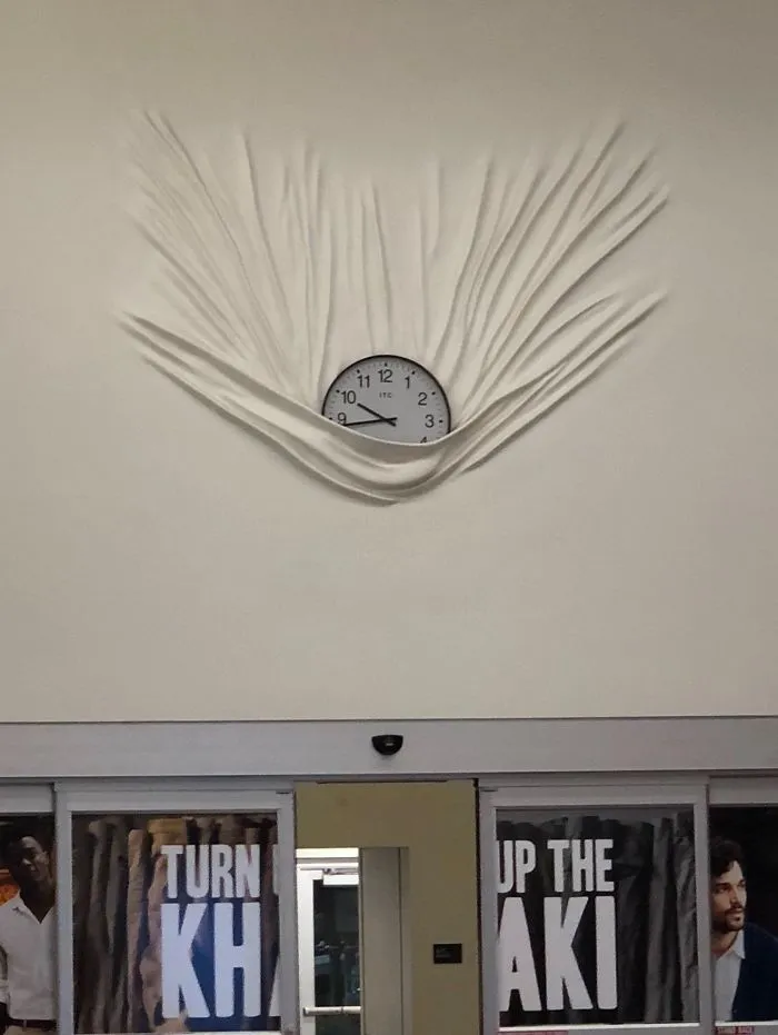 Reloj que se caía y se llevó la pared consigo