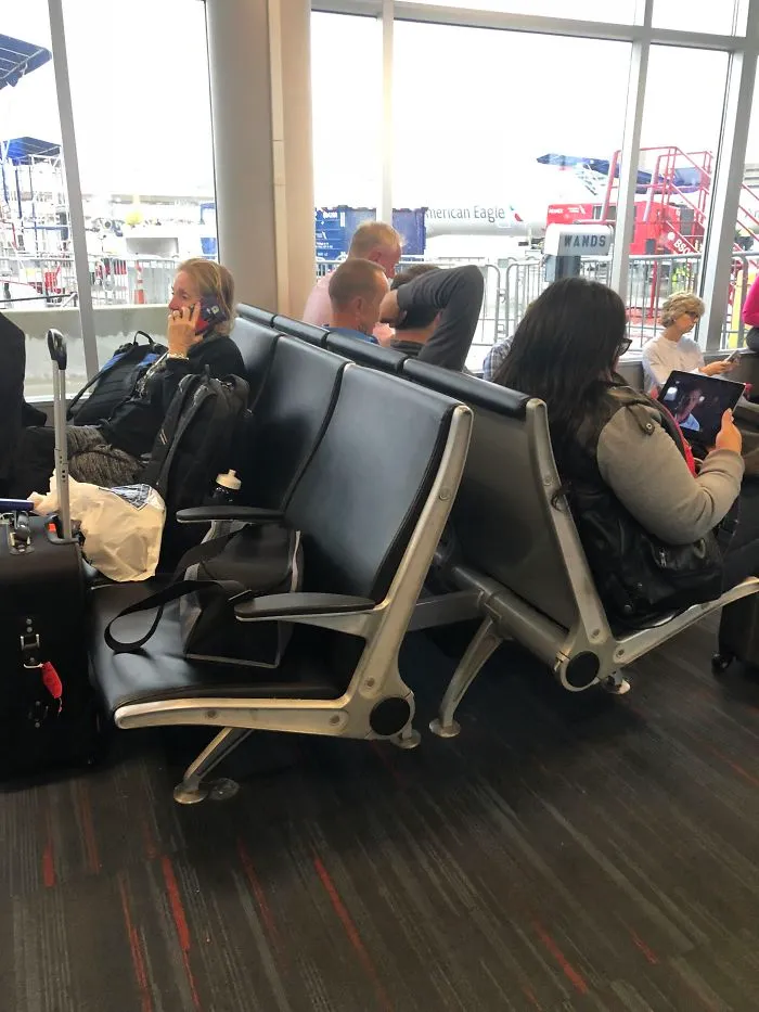 La terminal estaba llena y había gente sentándose en el suelo, mientras esta mujer ocupa 3 asientos para su equipaje