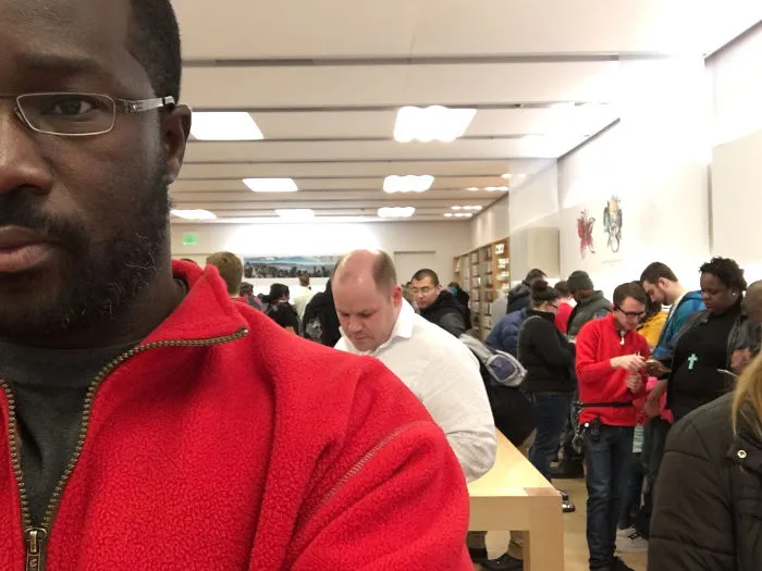Llevo la sudadera del mismo color que el personal de Apple Store y tardaron un buen rato en darse cuenta, y fue porque recomendaba Android