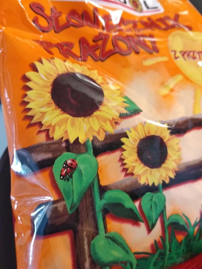 Mariquitas procreando en un paquete de pipas de girasol