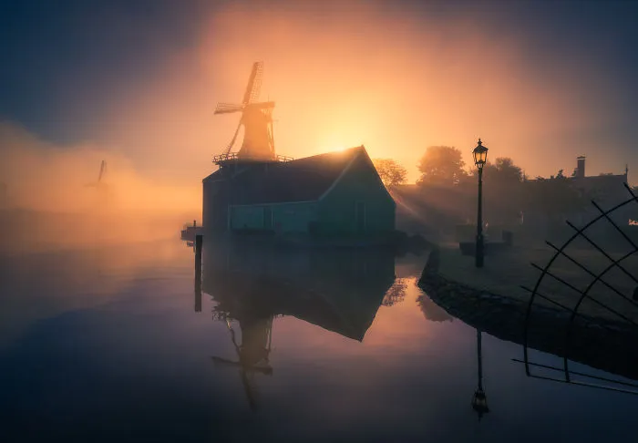 The Sun Causing Beautiful Light Rays Piercing Through The Fog