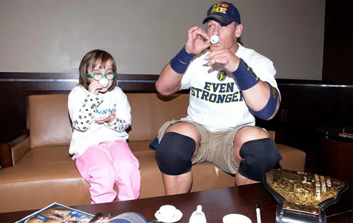 La estrella del wrestling John Cena ha batido el record de cumplir deseos de niños, con 500 en su cuenta