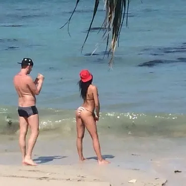 People Are Sharing Pics Of Boyfriends “Forced” To Take Perfect Pictures Of Their Girlfriends