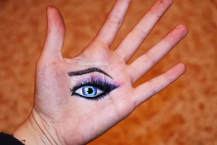 I Paint Realistic Art On My Body To Find Happiness Aside From Being In A Wheelchair, And Here Are 30 Of My Best Works