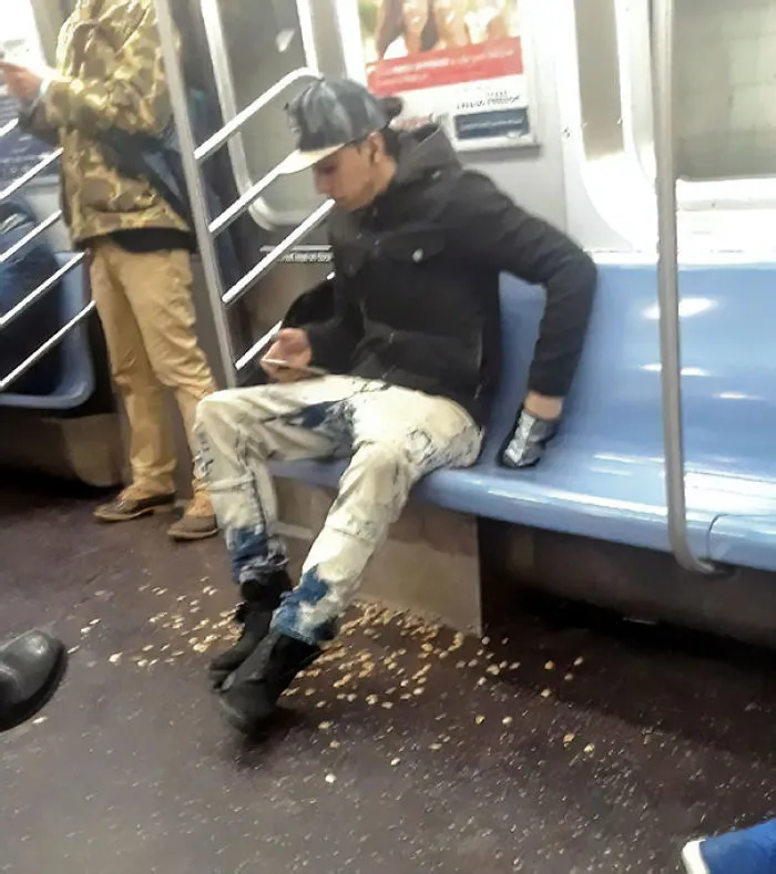 Este capullo comiendo pistachos