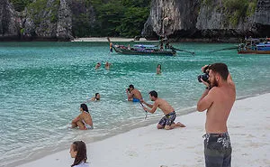 People Are Sharing Pics Of Boyfriends “Forced” To Take Perfect Pictures Of Their Girlfriends