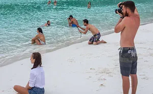 People Are Sharing Pics Of Boyfriends “Forced” To Take Perfect Pictures Of Their Girlfriends