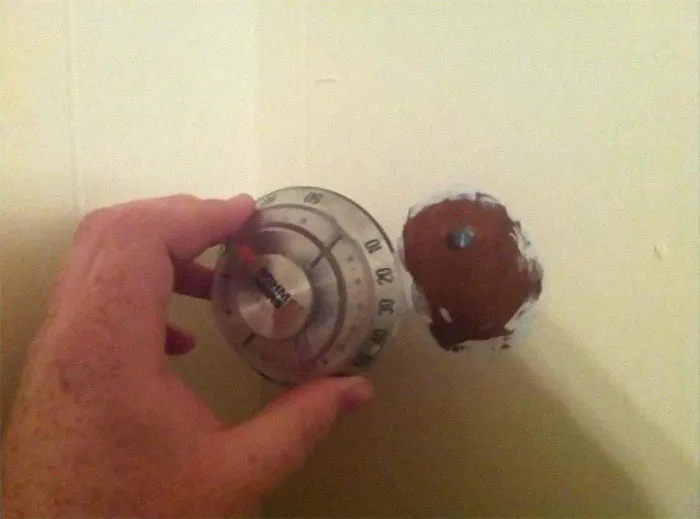 Se ha desprendido el control del termostato y resulta que estaba clavado en la pared y no controla nada