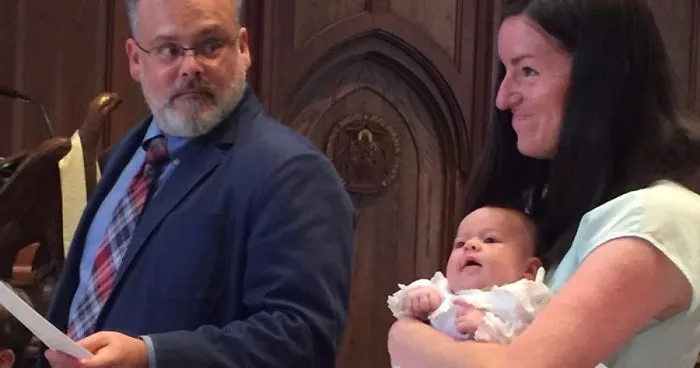 The Moment Everyone Realizes Baby Is Pooping In Mom’s Hand