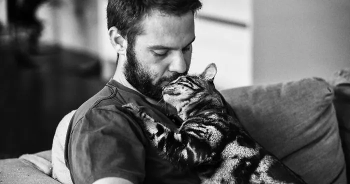 I Photographed A Very Special Crazy Cat Gentleman And His Beloved Pets