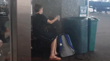 Broma en el aeropuerto: pegatina que parece un enchufe