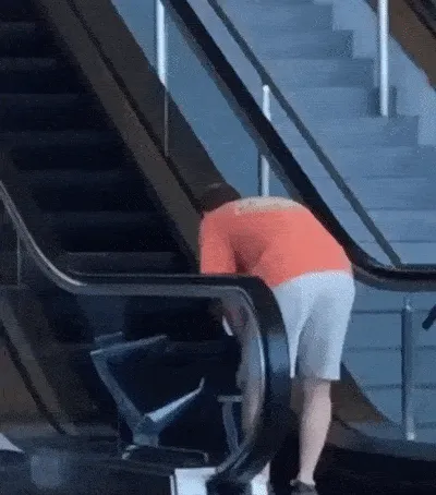 Padre intentando cansar a su hijo antes del vuelo