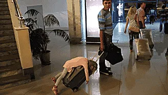 Siesta sobre la maleta