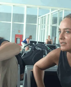 El vuelo se retrasó y este hombre aprovechó la situación para entrenar
