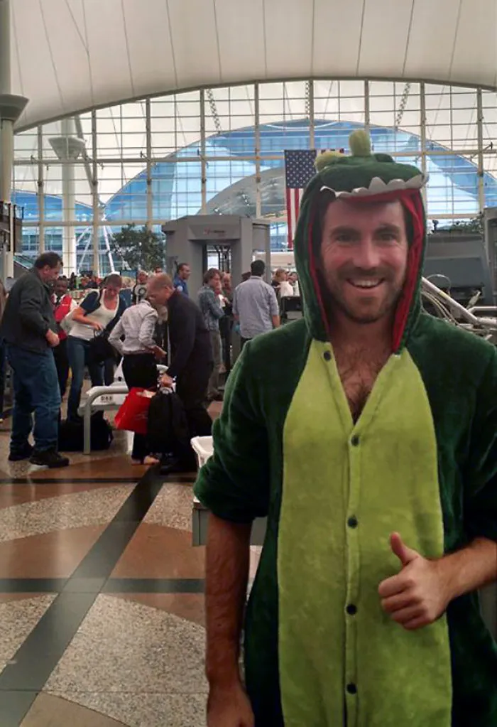 Perdí una apuesta y tuve que pasar la seguridad del aeropuerto vestido de dinosaurio