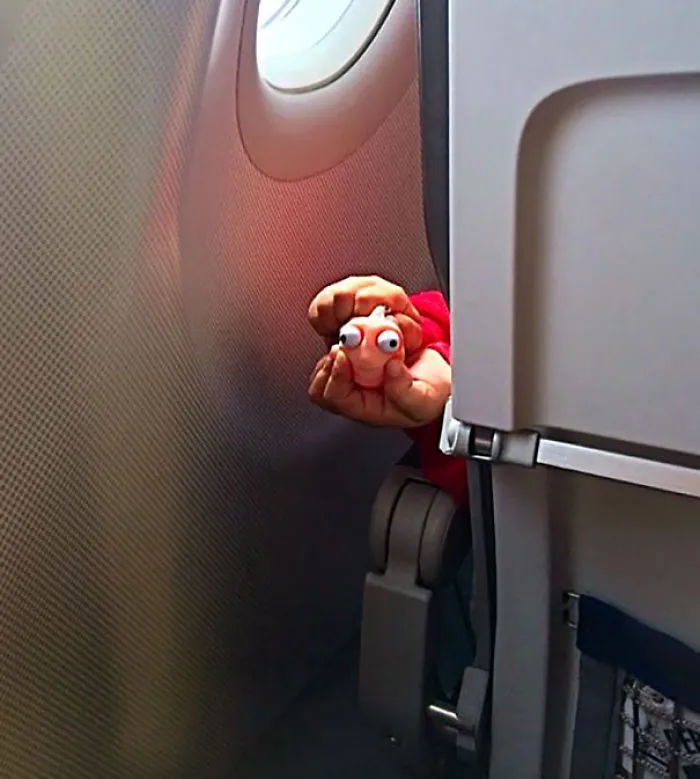 Parece que hay un niño sentado delante en el avión