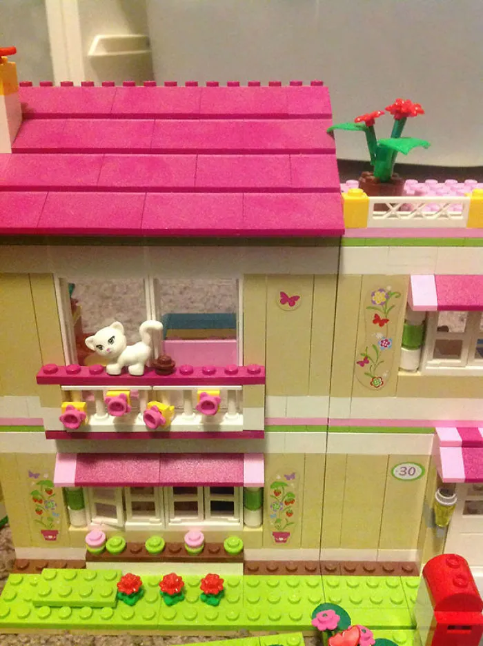Mi hijo ha estado jugando con este Lego para niñas y se nota la pieza que ha añadido