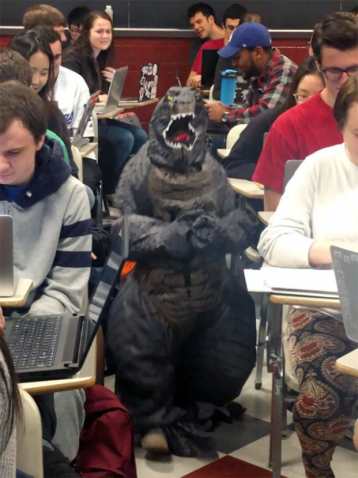 El hijo tiene fiesta en el cole así que la profesora se lo trajo para que ayudara a dar clase. Decidió vestirse de Godzilla