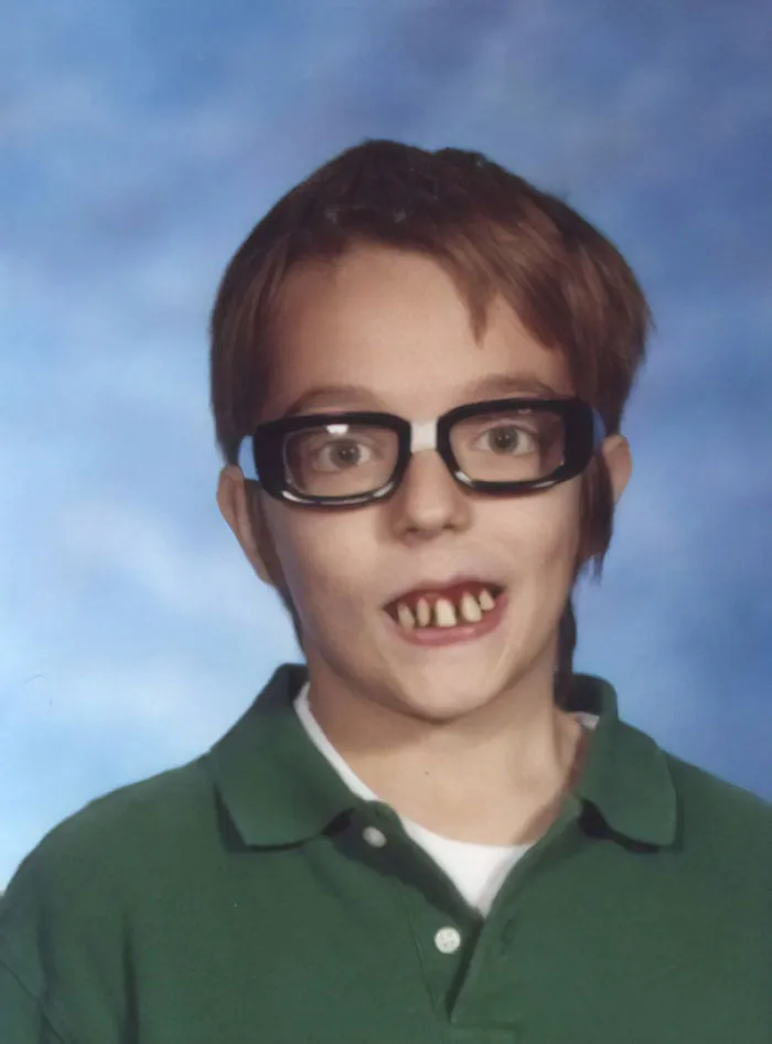 Me puse gafas y dientes falsos en la foto del anuario para gastarle una broma a mi madre
