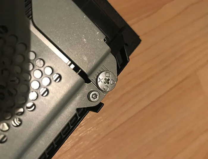Estaba limpiando mi PS4 y encontré esto en un tornillo