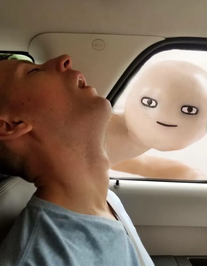Este hombre se durmió durante un viaje y su novia pidió en internet que photoshopearan lo que se perdió por el camino