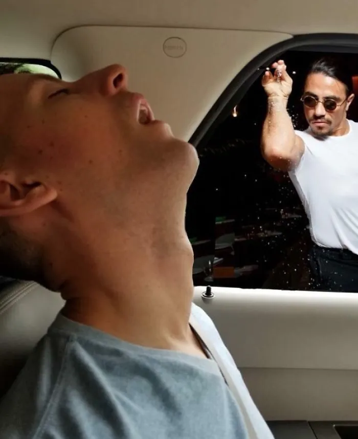 Este hombre se durmió durante un viaje y su novia pidió en internet que photoshopearan lo que se perdió por el camino