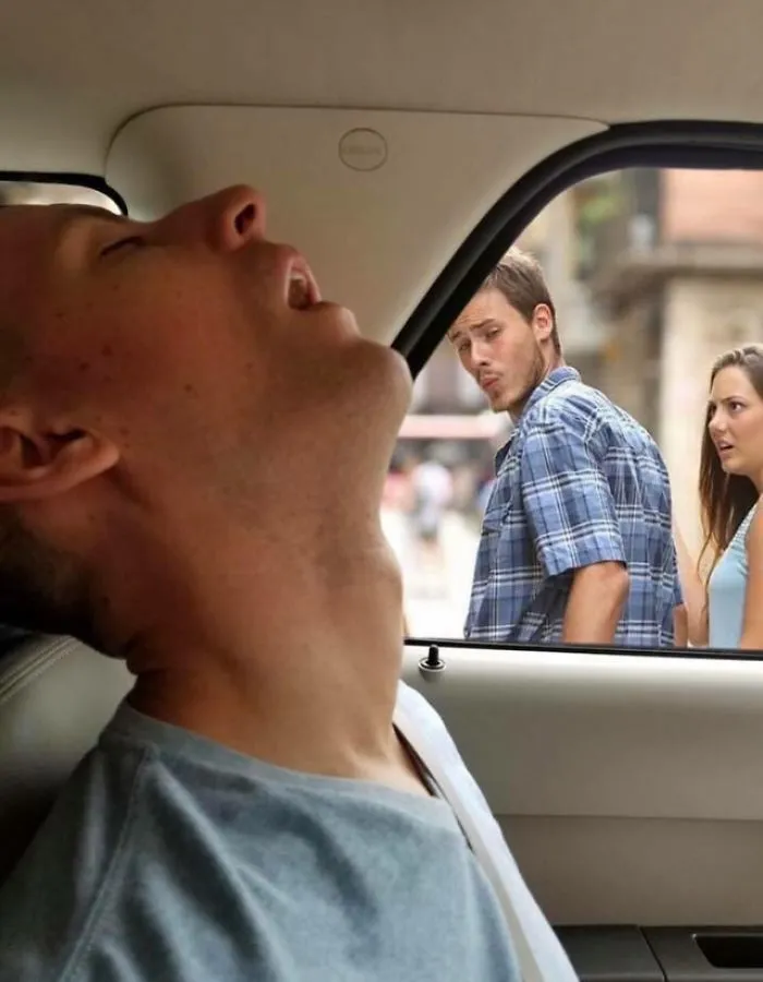 Este hombre se durmió durante un viaje y su novia pidió en internet que photoshopearan lo que se perdió por el camino