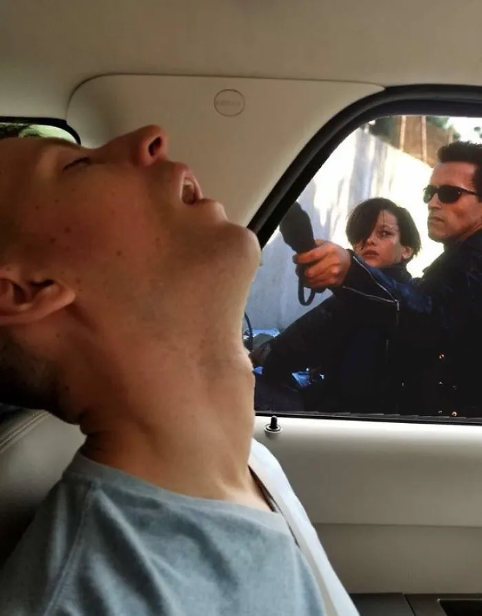 Este hombre se durmió durante un viaje y su novia pidió en internet que photoshopearan lo que se perdió por el camino