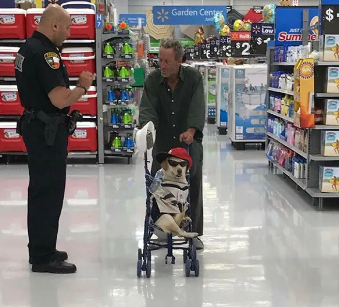 Paseando a su perro en la tienda