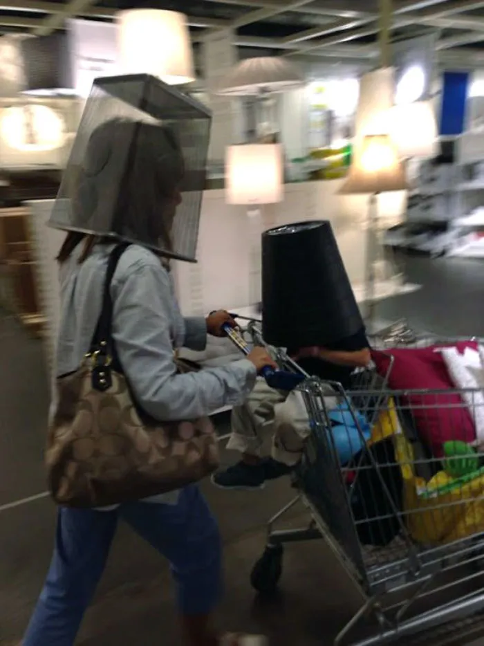 Madre e hijo siendo astronautas en Ikea