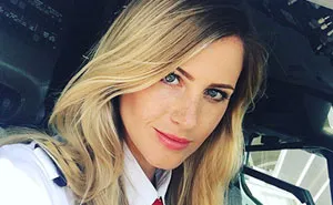 After Quitting Her Boring Job To Become A Pilot, This Woman Is Taking Over Instagram With Her Selfies