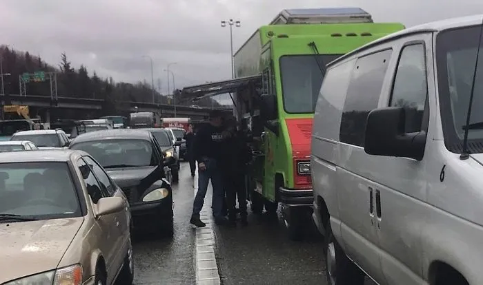 Este camión de tacos decidió abrir en medio del atasco