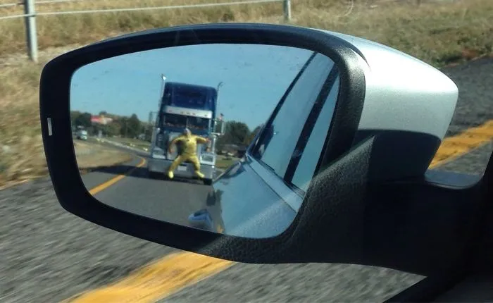 Miro por el retrovisor y veo esto a 100 por hora