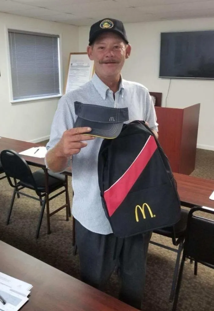 Tran un año como indigente, Phil ha conseguido trabajo en McDonalds, gracias en parte al policía que le dio ropa impia y un afeitado antes de la entrevista