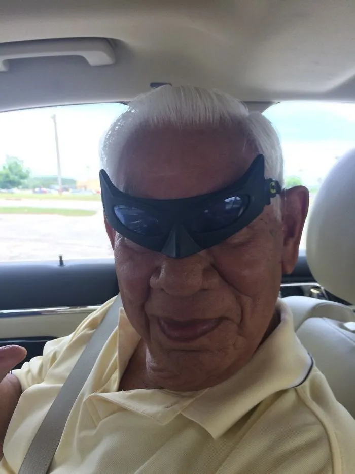 Se me olvidaron mis gafas de Batman en el coche de mi abuelo, me mandó esta foto