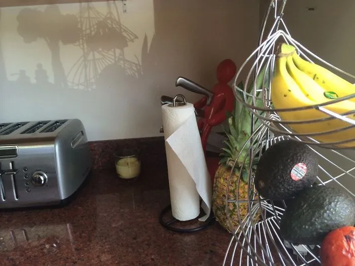 Las cosas de la cocina dejan una sombra que parece gente en un parque